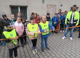 Přestřižení pásky se ujaly děti z místní základní školy. Vpravo starosta Jiří Kábrt.