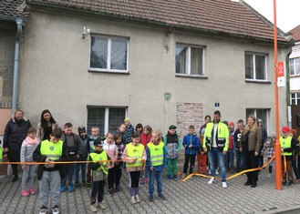 Slavnostního přestřižení pásky se ujaly místní školáci. Přihlížejí starosta Jiří Kábrt a Jana Hrdinová z NAadace ČEZ.