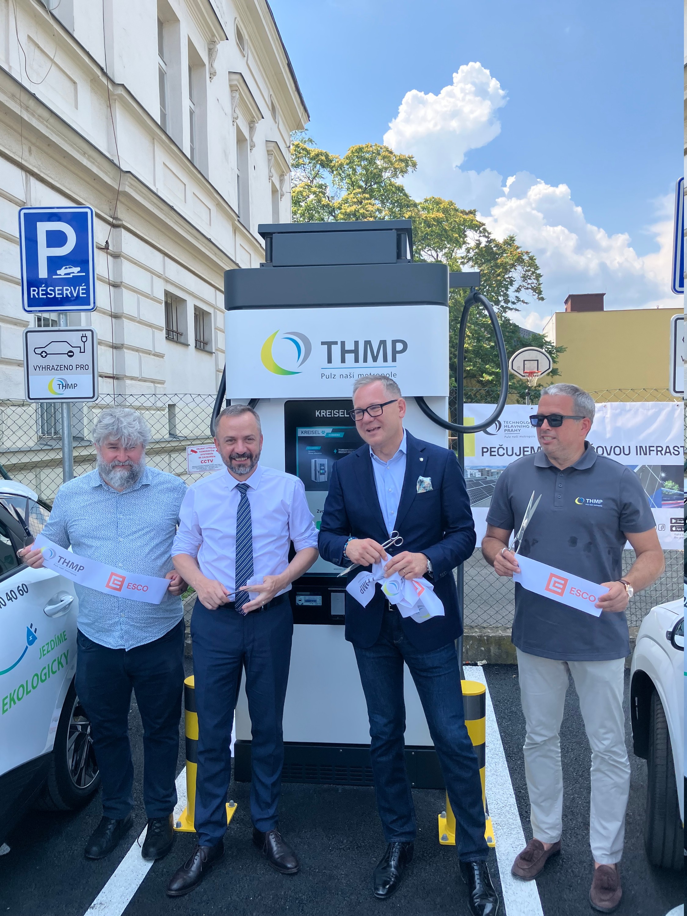 THMP představila solární Carport s první akumulační vysokorychlostní nabíječkou v ČR. Dodala ji ČEZ ESCO