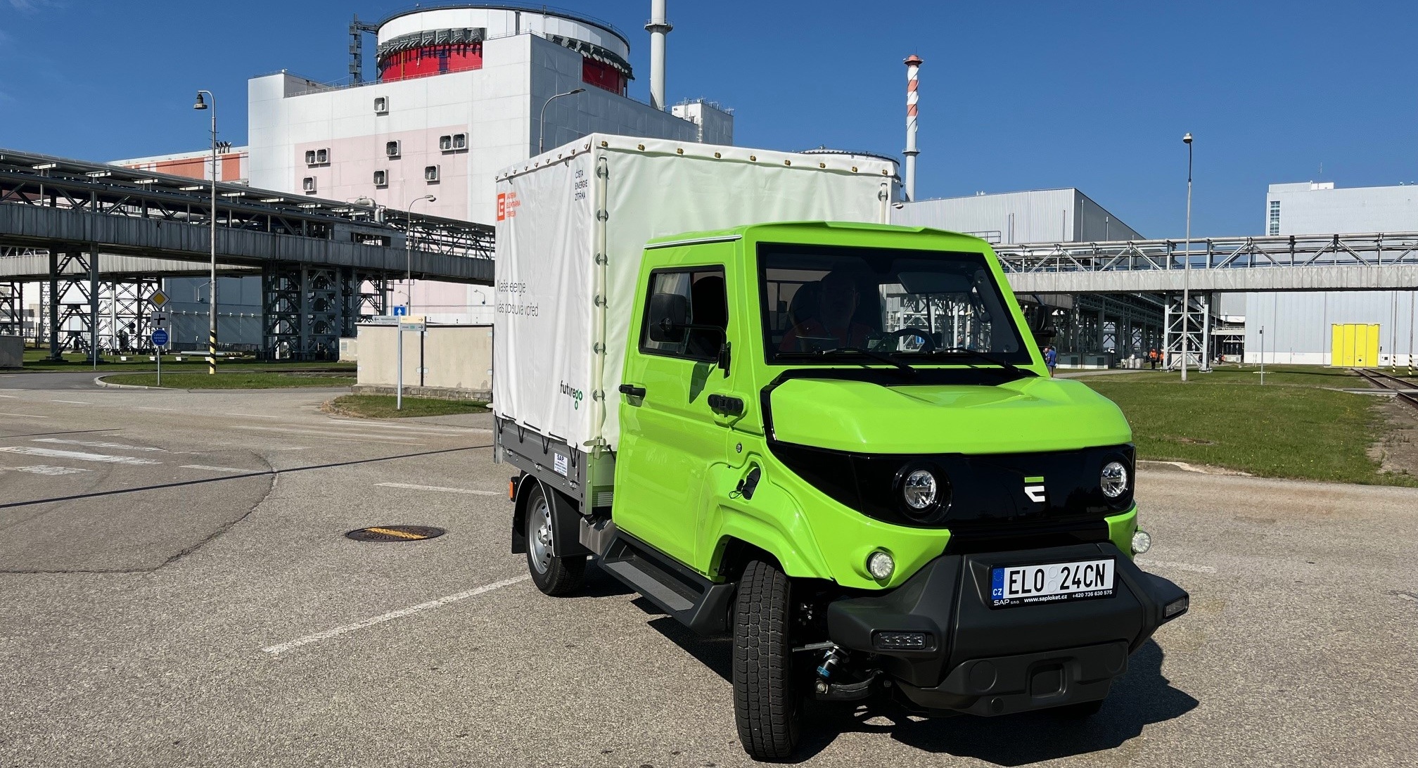 Po sto letech začlenil ČEZ do vozového parku užitkový elektromobil s korbou. V Jaderné elektrárně Temelín slouží k transportu zařízení do jedné tuny.