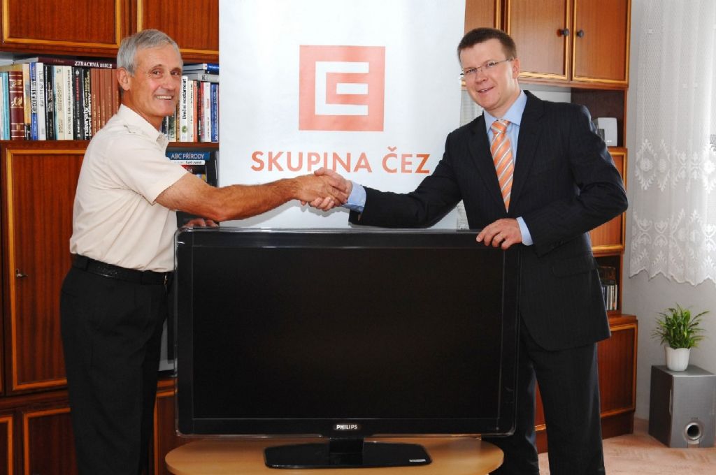 Předání LCD Televizoru - Milan Mika, ředitel marketingu ČEZ