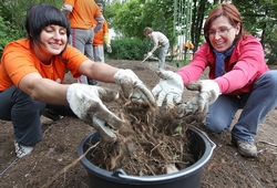 Jitka Jansová (vpravo) a Kateřina Kynlová na zahradě o.s. RADKA v Kadani.