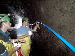 Upevňování potrubí v přívodní štole.