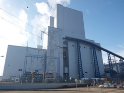 Pohled na strojovnu, kotelnu a část zauhlování Nového zdroje 660 MW v Elektrárně Ledvice.