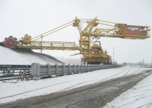 Zimní pohled na skládku uhlí v Elektrárně Počerady.