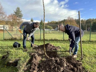 U jedné z jabloní se s lopatami sešli i starosta Tomáš Sváda a generální ředitel společnosti Geomet Martin Pohlodek.