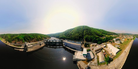 Vodní elektrárny ve Štěchovicích - panorama se strojovnami obou elektráren a kopcem Homole