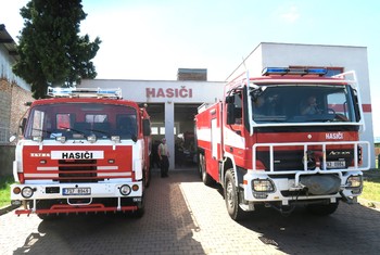 Oba vozy mají jedno společné, jsou darem od Skupiny ČEZ. Tatra vlevo v roce 2007 a Mercedes Benz ACTROS v květnu 2024