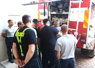 Dobrovolní hasiči z Dolních Beřkovic neskrývali nadšení z nového přírůstku. Pochopitelně si museli hned vše osahat.