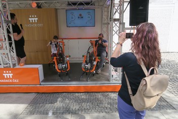 Oranžové kolo Nadace ČEZ budilo jako vždy na Zahájení lázeňské sezony města Teplice velikou pozornost. Celkem se tak uskutečnilo 114 jízd na dvou oranžových handbike, které absolvovalo 228 zájemců.