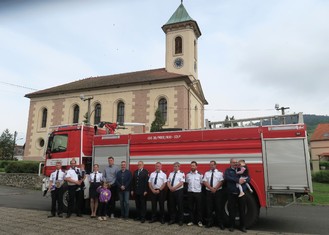 Společné foto zástupců Skupiny ČEZ a SDH, včetně budoucího hasičského potěru.