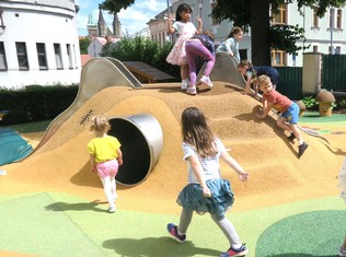 Hodně možností nabízí dětem z MŠ Kmochova v Kolíně nové mravenčí Oranžové hřiště… 