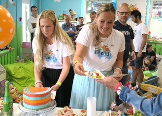Nejlepší kamarádky a zakladatelky Dětské skupiny BiBouch v Lokti Kristýna Hadáčková    a Tereza Borowská (vpravo) během krájení a rozdávání „narozeninového“ dortu.
