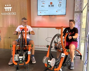 Jako poslední usedli za řídítka oranžových handbike Nadace ČEZ  Kamila Kukačková, trenérka oddílu rychlostní kanoistiky, a člen rady zapsaného spolku Florbal Ústí nad Labem Josef Vlach. Nejeli ovšem za svou organizaci, ale pro tu druhou.

