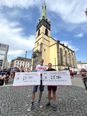 Kamila Kukačková, trenérka oddílu rychlostní kanoistiky, a člen rady zapsaného spolku Florbal Ústí nad Labem Josef Vlach se symbolickými šeky Nadace ČEZ.

