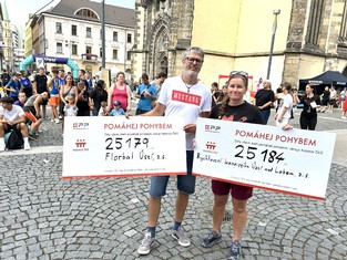 Kamila Kukačková, trenérka oddílu rychlostní kanoistiky, a člen rady zapsaného spolku Florbal Ústí nad Labem Josef Vlach se symbolickými šeky Nadace ČEZ.

