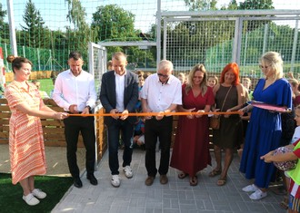 Symbolického přestřižení pásky se ujali (zleva): Petr Skřivan, vedoucí odboru Správy a rozvoje města; Pavel Cyrani, místopředseda představenstva ČEZ, a. s.; starosta Roztok u Prahy Jaroslav Drda; Monika Bromovská, zástupkyně ředitele ZŠ Zdenky Braunerové;- a radní Eva Sodomová.