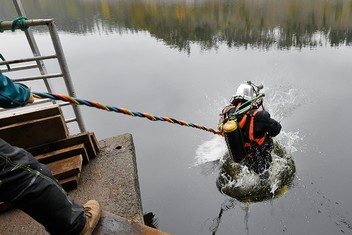 Hracholusky: potápěč na cestě do prostoru šachty rychlouzávěru