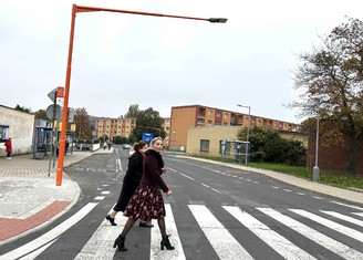 Starostka Zuzana Schwarz Bařtipánová a 1. místostarostka Marcela Dvořáková coby první přecházející přes nový Oranžový přechod v Bílině. V pozadí je vidět i druhý nový Oranžový přechod.
 
