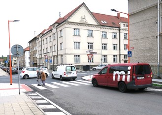 Ač se to na první pohled nezdá, nový Oranžový přechod v Lounech vznikla na poměrně frekventovaném místě.