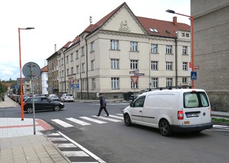 Ač se to na první pohled nezdá, nový Oranžový přechod v Lounech vznikla na poměrně frekventovaném místě.