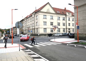 Ač se to na první pohled nezdá, nový Oranžový přechod v Lounech vznikla na poměrně frekventovaném místě.