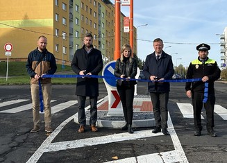 Symbolického přestřižení pásky se ujali (zleva): Primátor Teplic Jiří Štábl; za Nadaci ČEZ Soňa Holingerová a 1. náměstkem primátora Hynek Hanza.