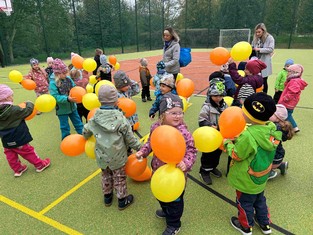 První seznámení s novým povrchem Oranžového hřiště.