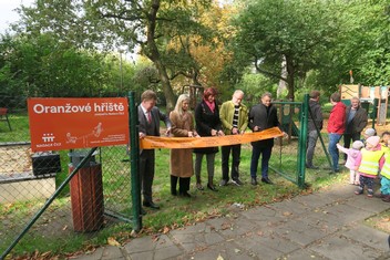 Symbolické přestřižení pásky. Zleva: Dan Podpěra (právní poradce), Nela Cyrmon Theerová (radní),  Jitka Volfová (starostka),  Ota Schnepp (zástupce Nadace ČEZ) a Miloslav Tůma (starosta Ralska).  - Foto MěÚ ČL