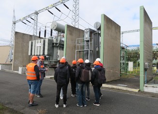 Venkovní prohlídky transformovny Dříň probíhaly po skupinách.