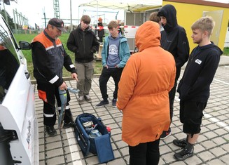 Do tajů vytyčování sítí, vyhledávání poruch, termovize, výškových prací, práce pod napětím a dalších činností zasvětili „maturanty“ zaměstnanci ČEZ Distribuce z plzeňské transformovny Křimice a obvodové služby Plzeň-město.