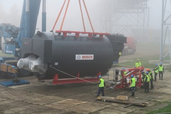 Zvedání z dočasného místa uložení na přistavený transportní podvalník.