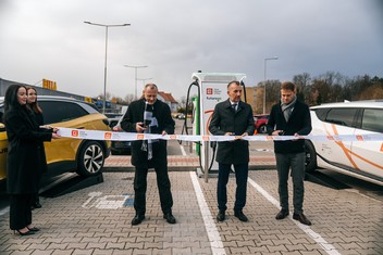 100. ultrarychlý dobíjecí stojan ČEZ pro elektromobily slavnostně zprovoznili (zleva) Luděk Sosna, ředitel odbory strategie dopravy Ministerstva dopravy ČR, Pavel Cyrani, místopředseda představenstva ČEZ a Andreas Jüterbock, provozní ředitel a jednatel společnosti BILLA Česká republika.