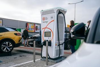 100. ultrarychlý dobíjecí stojan ČEZ pro elektromobily před parkovištěm obchodního řetězce BILLA v Mělníku