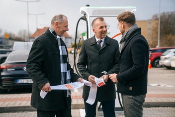 100. ultrarychlý dobíjecí stojan ČEZ pro elektromobily slavnostně zprovoznili (zleva) Luděk Sosna, ředitel odbory strategie dopravy Ministerstva dopravy ČR, Pavel Cyrani, místopředseda představenstva ČEZ a Andreas Jüterbock, provozní ředitel a jednatel společnosti BILLA Česká republika.