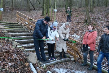 Slavnostního přestřižení pásky na nových schodech k bráně Bořeňské zahrady se ujali Ota Schnepp, zástupce Nadace ČEZ; bílinská malířka Nadezhda Gellmundova, zakladatelka a předsedkyně Spolku pro obnovu a záchranu památek v Bílině a okolí; a starostka města Bíliny Zuzana Schwarz Bařtipánová.

