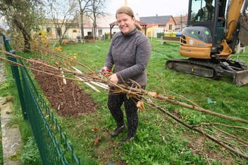 O výsadbu nové zeleně v Třeskonicích se postarala odborná zahradnická firma Arborea z Rakovníka. 