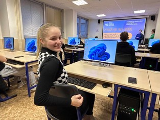 Oficiálního otevření učebny a zároveň akce  „Staň se na den programátorkou/programátorem“ se zúčastnila i studentka  4. ročníku IT Dominika Bártová.  