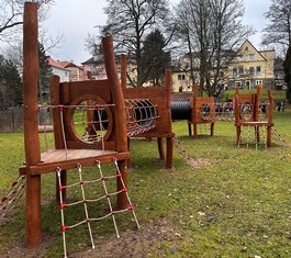 Zrekonstruované dětské hřiště v prostorách přilehlé školní zahrady již oficiálně slouží malým dětem předškolního věku z Mateřské školy Tachov, Prokopa Velikého 1255.