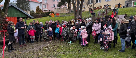 Zrekonstruované dětské hřiště v prostorách přilehlé školní zahrady již oficiálně slouží malým dětem předškolního věku z Mateřské školy Tachov, Prokopa Velikého 1255.