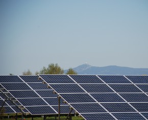 Fotovoltaická elektrárna Ralsko, v pozadí Ještěd