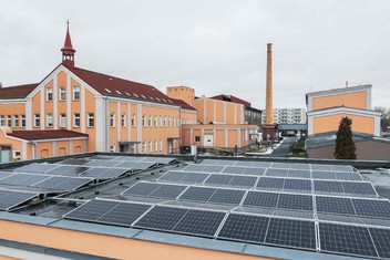 FVE na střeše areálu sklárny Moser v Karlových Varech