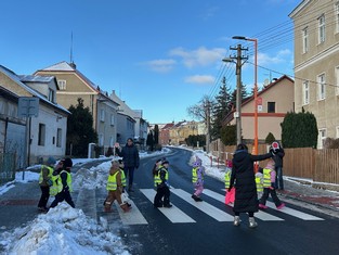 Jako první si pochopitelně musely nově nasvícený Oranžový přechod vyzkoušet děti z MŠ Mstišov. Hlavně kvůli jejich bezpečnosti vedení města Dubí zažádalo u Nadace ČEZ o grant ve výši 120 000 korun.
 
