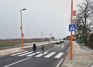 Zvýšit bezpečnost chodců ve Svijanech si dalo za úkol vedení obce.  Konkrétně zde rozhodli o vybudování a nasvícení zcela nového přechodu v místě, kde je nutné přejít z jedné strany komunikace na druhou, aby se lidé dostali k hojně navštěvovanému zámku či pivovaru. Realizace projektu si vyžádala 280 587 korun, z toho na osvětlení získala obec 120 000 korun od Nadace ČEZ v rámci grantu Oranžový přechod. 