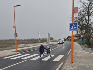 Zvýšit bezpečnost chodců ve Svijanech si dalo za úkol vedení obce.  Konkrétně zde rozhodli o vybudování a nasvícení zcela nového přechodu v místě, kde je nutné přejít z jedné strany komunikace na druhou, aby se lidé dostali k hojně navštěvovanému zámku či pivovaru. Realizace projektu si vyžádala 280 587 korun, z toho na osvětlení získala obec 120 000 korun od Nadace ČEZ v rámci grantu Oranžový přechod. 