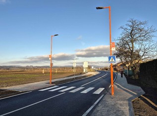 Zvýšit bezpečnost chodců ve Svijanech si dalo za úkol vedení obce.  Konkrétně zde rozhodli o vybudování a nasvícení zcela nového přechodu v místě, kde je nutné přejít z jedné strany komunikace na druhou, aby se lidé dostali k hojně navštěvovanému zámku či pivovaru. Realizace projektu si vyžádala 280 587 korun, z toho na osvětlení získala obec 120 000 korun od Nadace ČEZ v rámci grantu Oranžový přechod. 