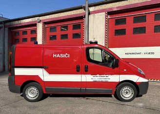 Renault Trafic naposledy před pobočnou stanicí požární ochrany klasické energetiky v Teplárně Trmice.