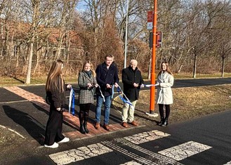 Symbolické přestřižení pásky proběhlo u přechodu v ulici Na Horizontu. Zleva: Petra Kotková, vedoucí odboru komunitního rozvoje a participace; starosta Milan Rychtařík; místostarosta Pavel Csonka.