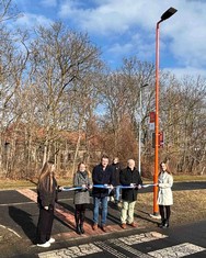 Symbolické přestřižení pásky proběhlo u přechodu v ulici Na Horizontu. Zleva: Petra Kotková, vedoucí odboru komunitního rozvoje a participace; starosta Milan Rychtařík; místostarosta Pavel Csonka.