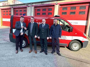 Na společné foto u Renaulta Trafic jsou, zleva: Starosta Telnice Jaroslav Doubrava; Jakuba Bosák, manažera útvaru Dopravní služby ČEZ, a.s.; Zdeněk Kustl, velitel jednotky Hasičského záchranného sboru ČEZ, a. s., klasická energetika; a David Proft, velitel pobočné stanice požární ochrany klasická energetika v Teplárně Trmice. 